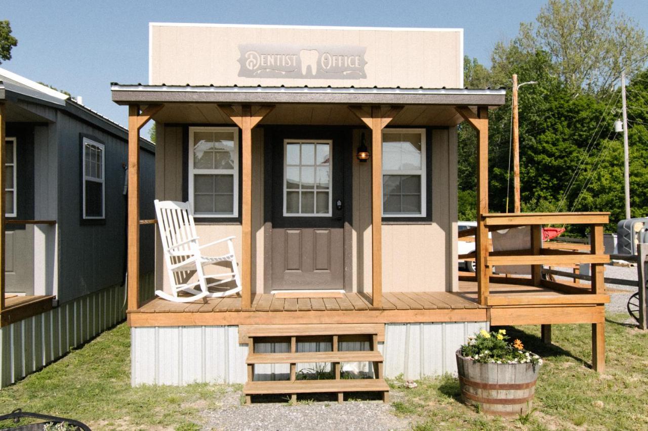 The Outpost Hotel Grand Rivers Exterior photo