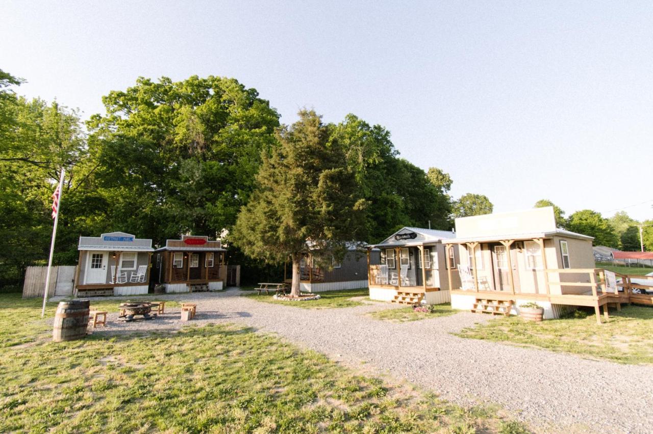 The Outpost Hotel Grand Rivers Exterior photo