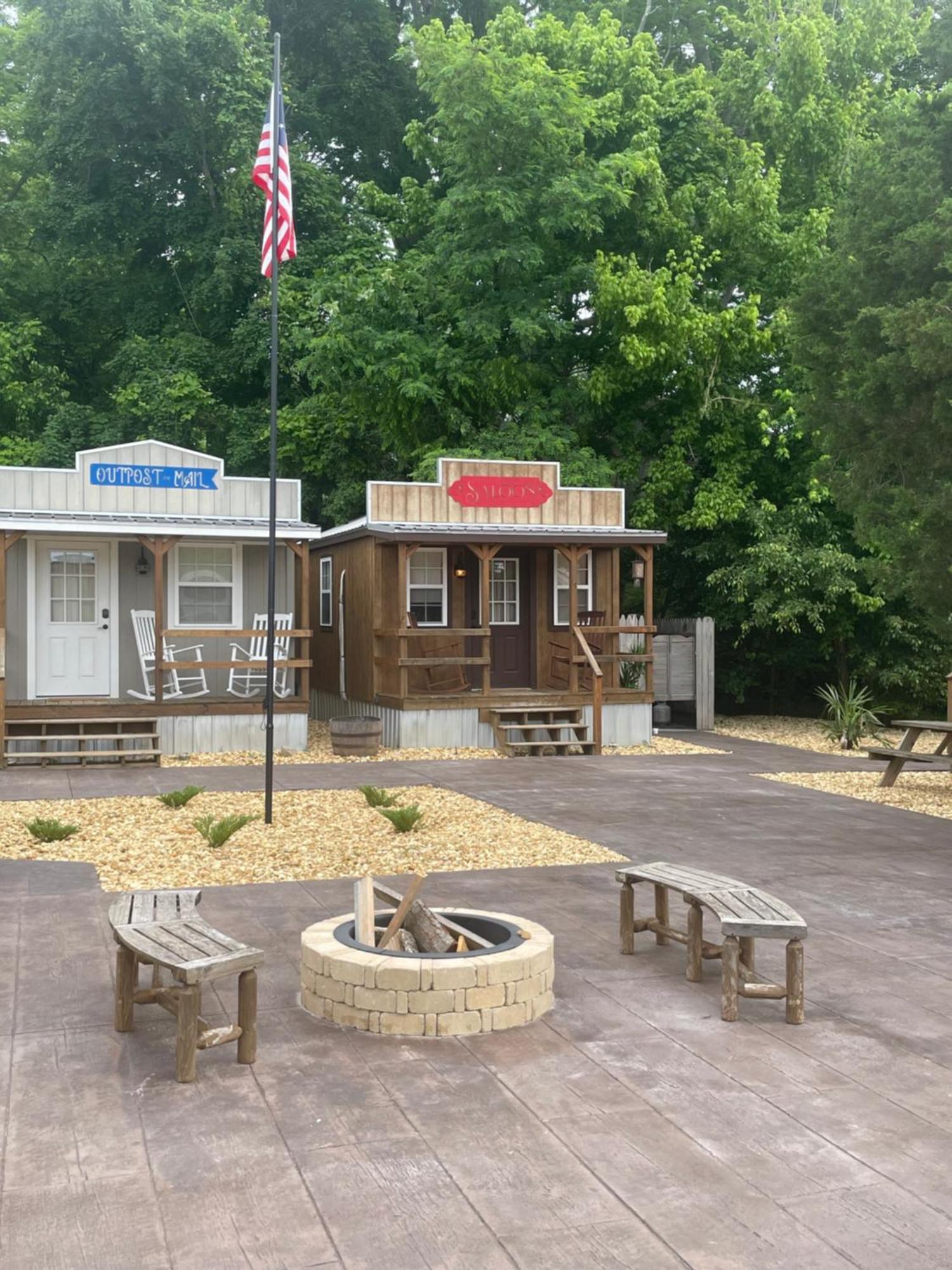 The Outpost Hotel Grand Rivers Exterior photo